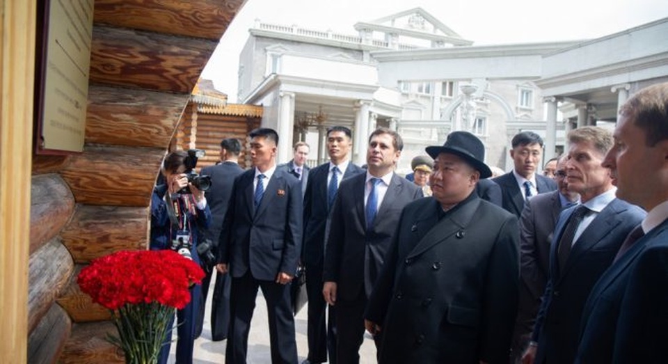 Người Triều Tiên vẫy cờ hoa chào đón ông Kim Jong-un về nước - 4 Người Triều Tiên vẫy cờ hoa chào đón ông Kim Jong-un về nước - 4