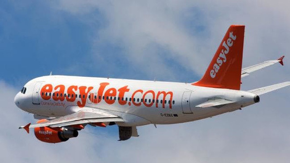 Hành khách bị trói vì cố gắng mở cửa máy bay giữa không trung - 1