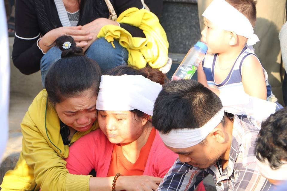 Cạn nước mắt đám tang 3 nạn nhân bị sát hại trong căn nhà ven sông - 2