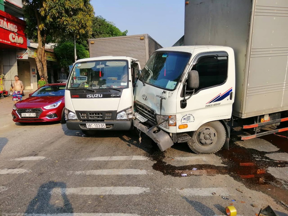 Dừng đèn đỏ, xe bán tải bị hất tung khỏi đường vì container tông thẳng phía sau - 4 Dừng đèn đỏ, xe bán tải bị hất tung khỏi đường vì container tông thẳng phía sau - 4