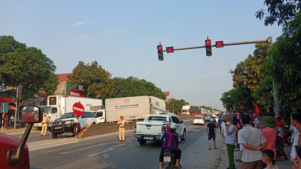 Dừng đèn đỏ, xe bán tải bị hất tung khỏi đường vì container tông thẳng phía sau - 7 Dừng đèn đỏ, xe bán tải bị hất tung khỏi đường vì container tông thẳng phía sau - 7