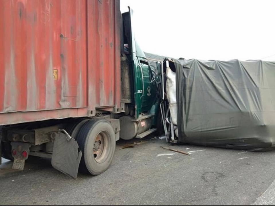 Tai nạn liên hoàn giữa 4 xe ô tô, giao thông bị tê liệt nhiều giờ - 2 Tai nạn liên hoàn giữa 4 xe ô tô, giao thông bị tê liệt nhiều giờ - 2