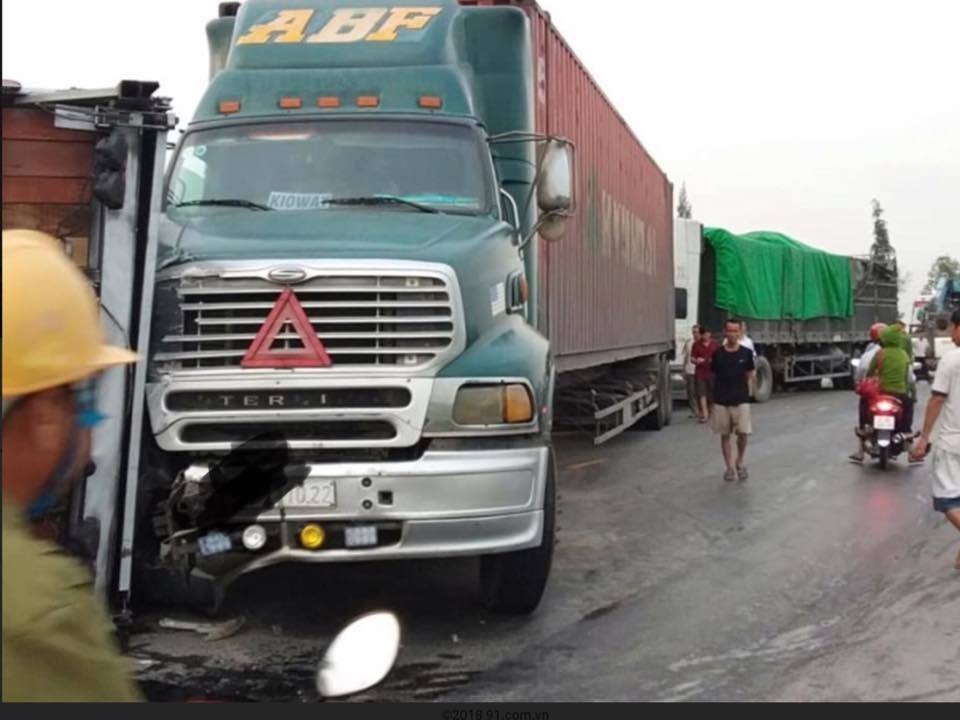 Tai nạn liên hoàn giữa 4 xe ô tô, giao thông bị tê liệt nhiều giờ - 3 Tai nạn liên hoàn giữa 4 xe ô tô, giao thông bị tê liệt nhiều giờ - 3