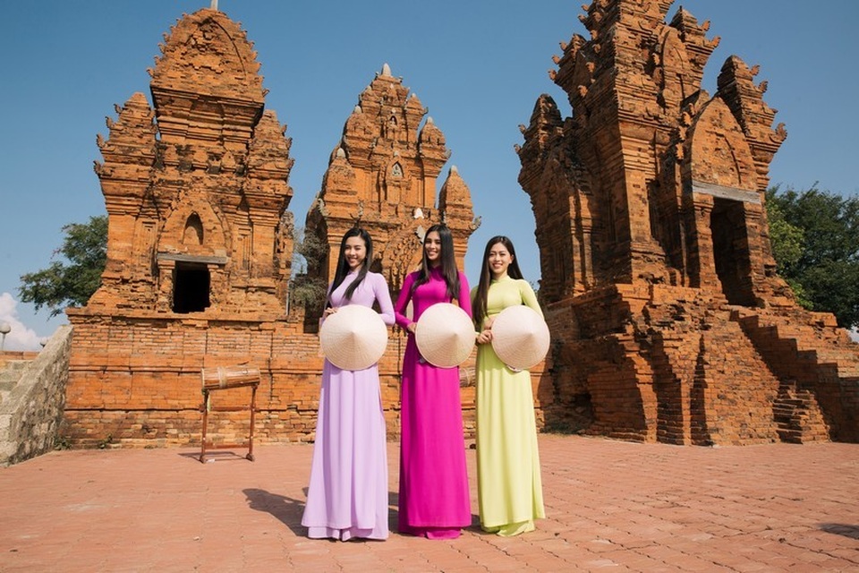 Dàn Hoa hậu Việt Nam 2018 “đọ sắc” cùng... nho - 1 Dàn Hoa hậu Việt Nam 2018 “đọ sắc” cùng... nho - 1