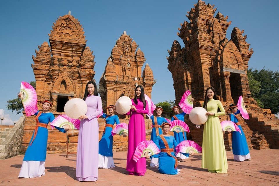 Dàn Hoa hậu Việt Nam 2018 “đọ sắc” cùng... nho - 2 Dàn Hoa hậu Việt Nam 2018 “đọ sắc” cùng... nho - 2