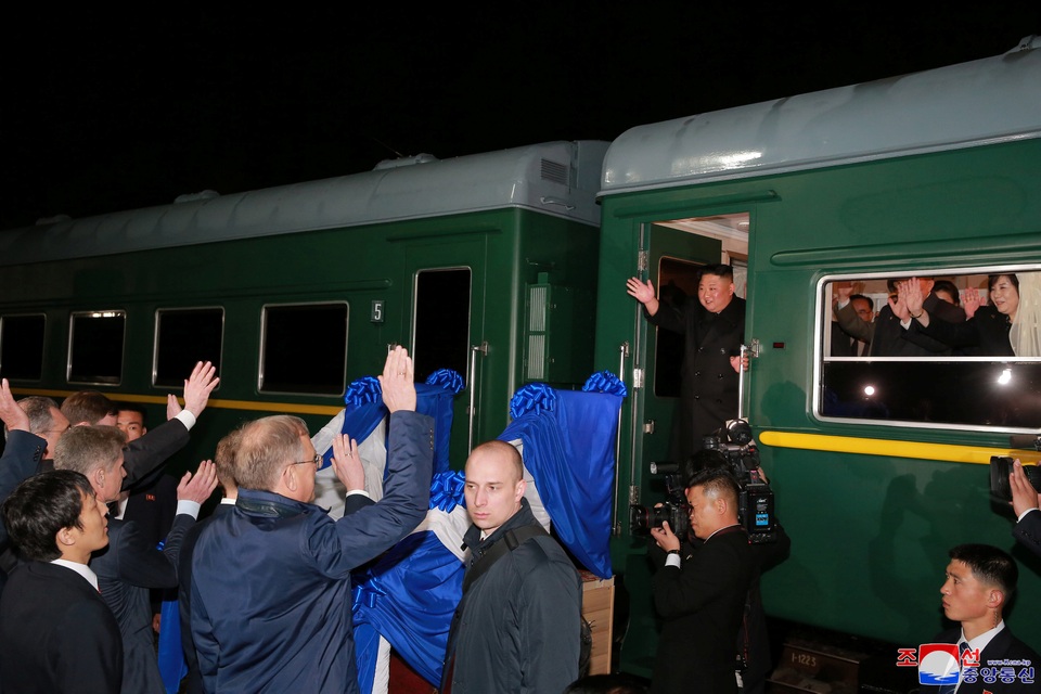 Người Triều Tiên vẫy cờ hoa chào đón ông Kim Jong-un về nước - 10 Người Triều Tiên vẫy cờ hoa chào đón ông Kim Jong-un về nước - 10
