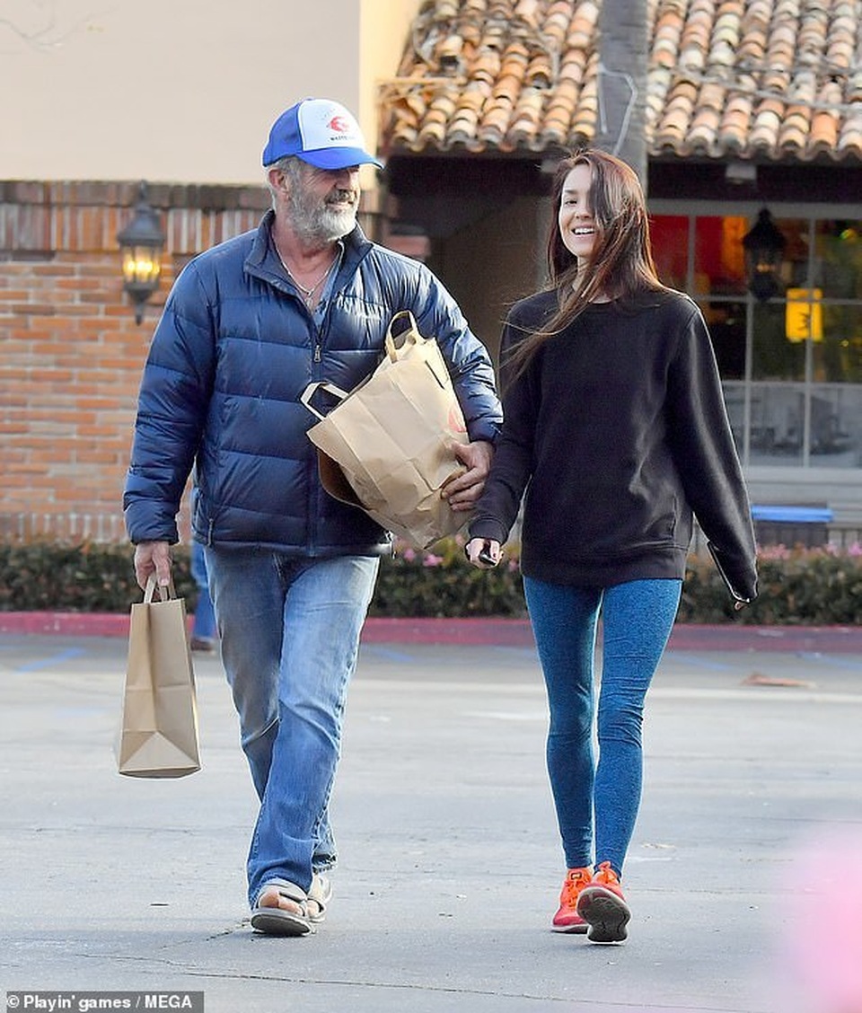 Nam diễn viên 63 tuổi Mel Gibson hạnh phúc ra phố cùng bạn gái 9X - 2 Nam diễn viên 63 tuổi Mel Gibson hạnh phúc ra phố cùng bạn gái 9X - 2