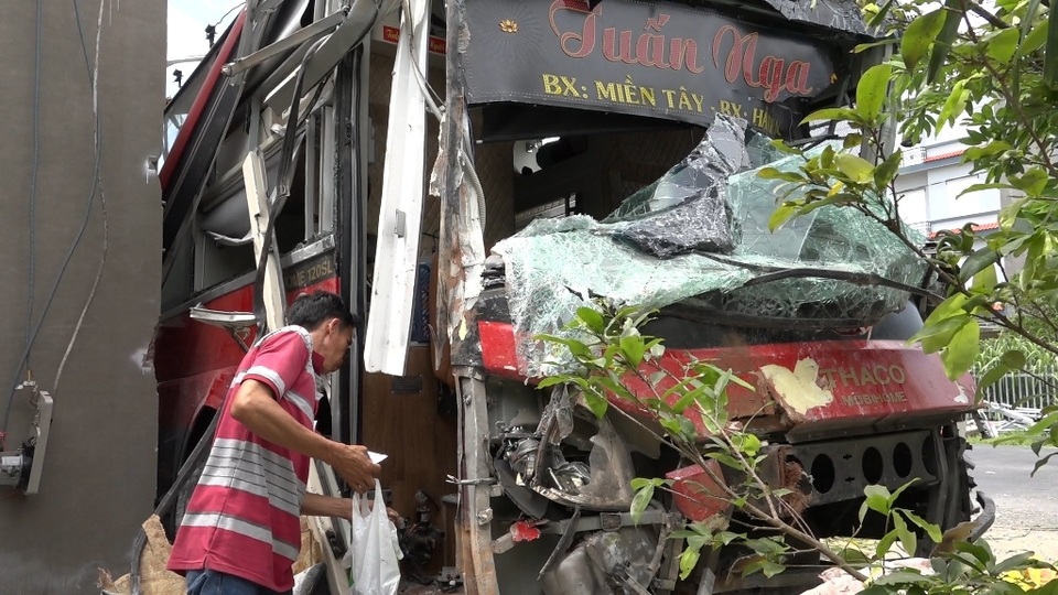 Chuyên cơ mặt đất lao vào nhà dân, cả xóm khiếp vía - 1 Chuyên cơ mặt đất lao vào nhà dân, cả xóm khiếp vía - 1