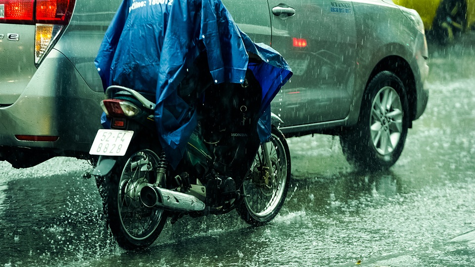 Sài Gòn bất ngờ đón trận mưa vàng trong ngày nghỉ lễ - 8