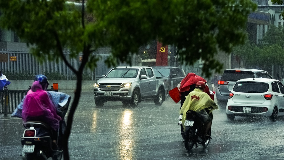 Sài Gòn bất ngờ đón trận mưa vàng trong ngày nghỉ lễ - 2
