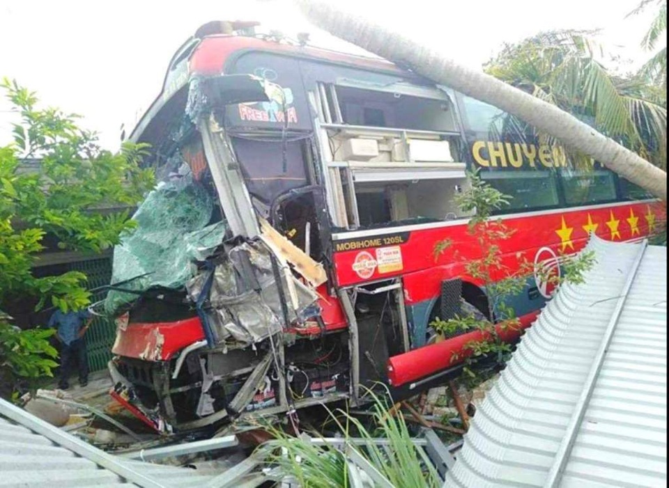 Chuyên cơ mặt đất lao vào nhà dân, cả xóm khiếp vía - 3 Chuyên cơ mặt đất lao vào nhà dân, cả xóm khiếp vía - 3