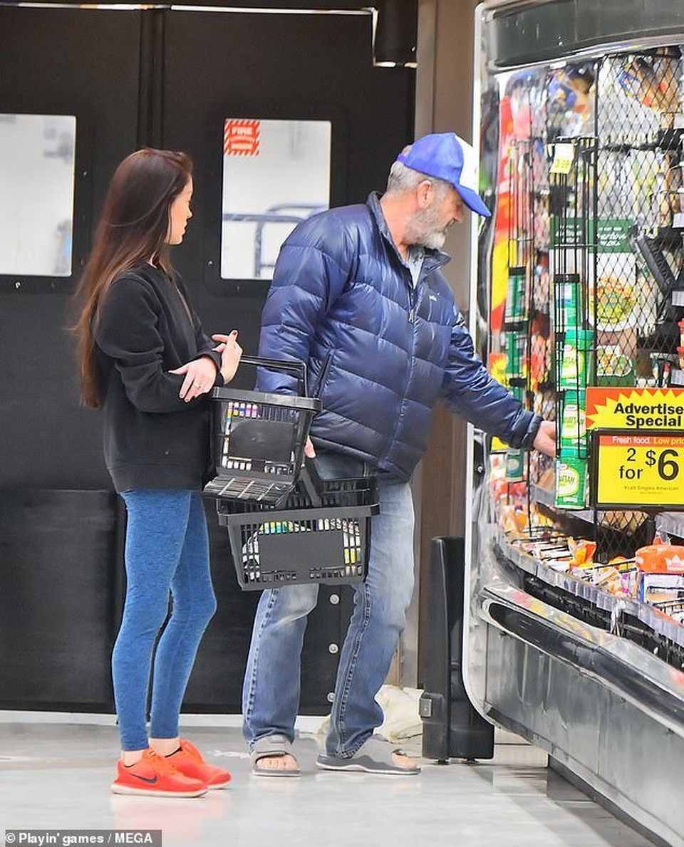 Nam diễn viên 63 tuổi Mel Gibson hạnh phúc ra phố cùng bạn gái 9X - 3 Nam diễn viên 63 tuổi Mel Gibson hạnh phúc ra phố cùng bạn gái 9X - 3