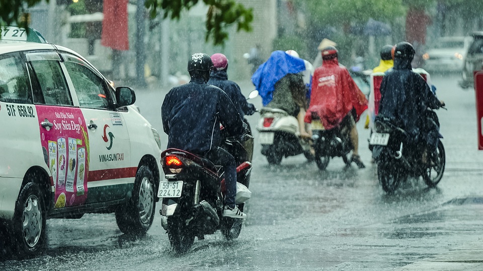 Sài Gòn bất ngờ đón trận mưa vàng trong ngày nghỉ lễ - 3