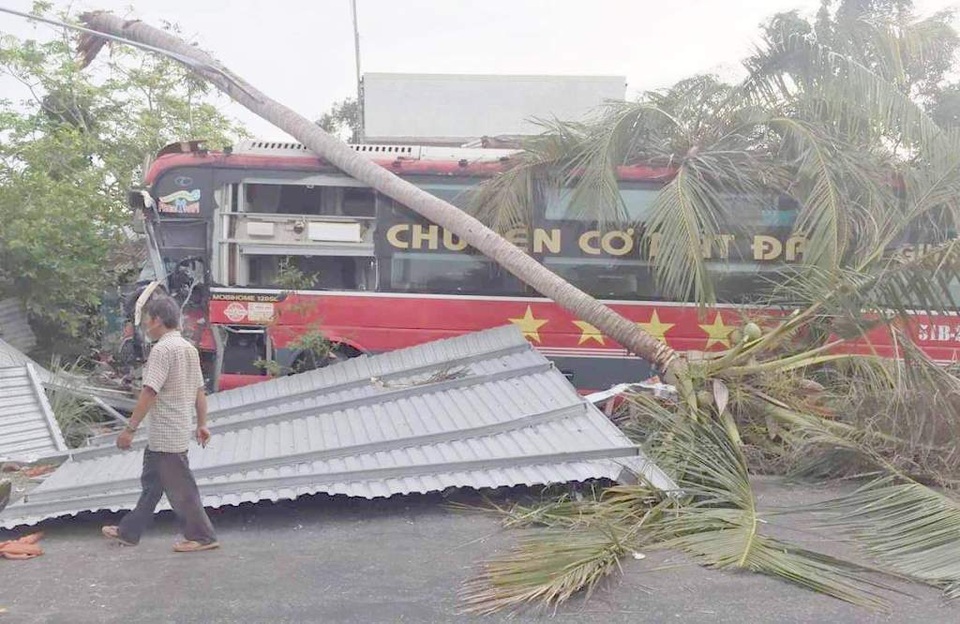 Chuyên cơ mặt đất lao vào nhà dân, cả xóm khiếp vía - 2 Chuyên cơ mặt đất lao vào nhà dân, cả xóm khiếp vía - 2
