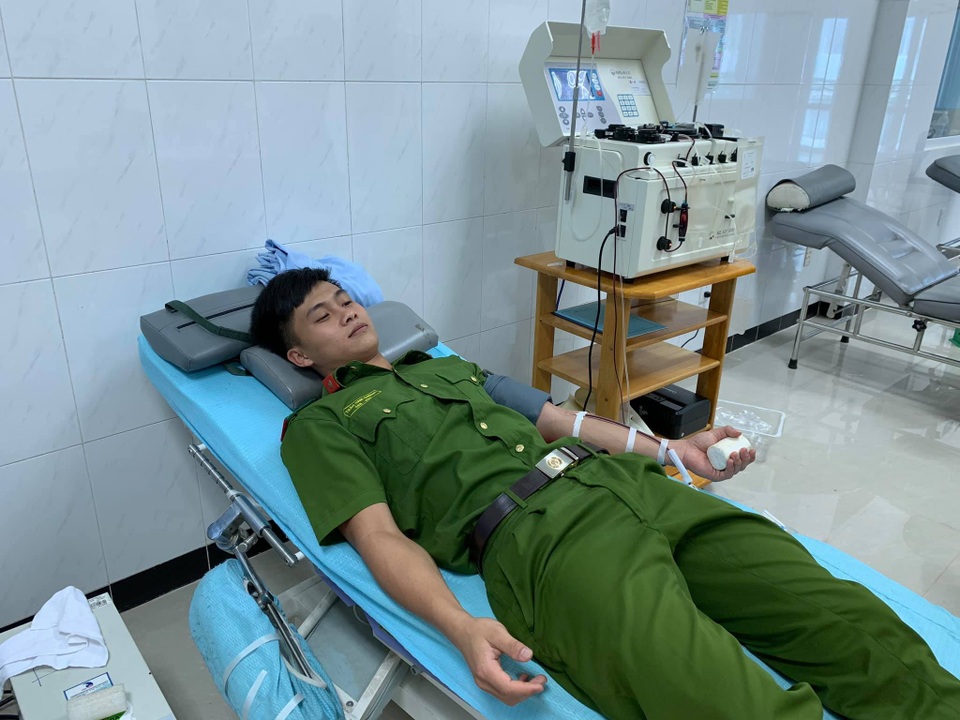 Hàng chục chiến sĩ công an tới bệnh viện hiến máu cứu bệnh nhân nguy kịch - 1 Hàng chục chiến sĩ công an tới bệnh viện hiến máu cứu bệnh nhân nguy kịch - 1