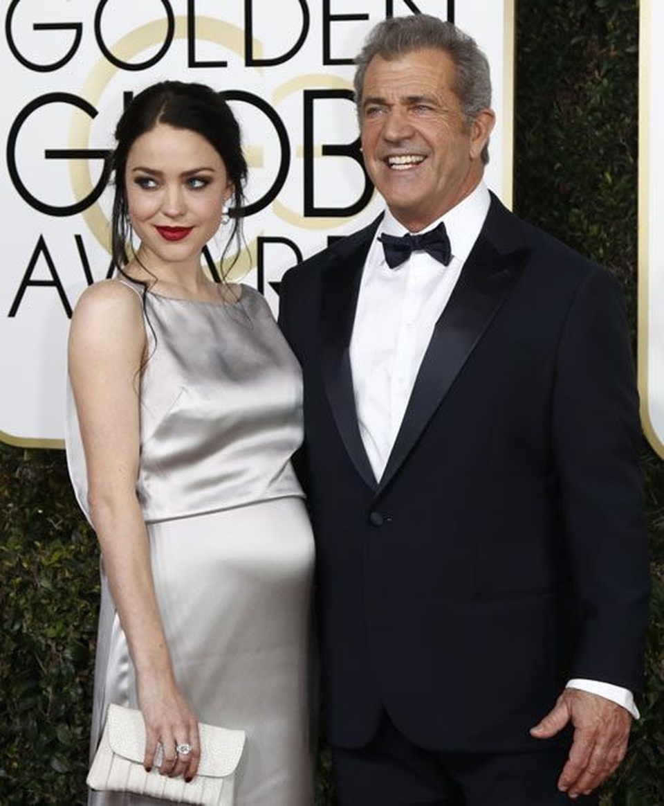 Nam diễn viên 63 tuổi Mel Gibson hạnh phúc ra phố cùng bạn gái 9X - 8 Nam diễn viên 63 tuổi Mel Gibson hạnh phúc ra phố cùng bạn gái 9X - 8