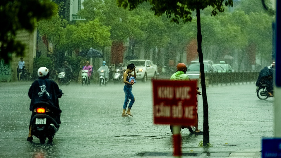 Sài Gòn bất ngờ đón trận mưa vàng trong ngày nghỉ lễ - 6