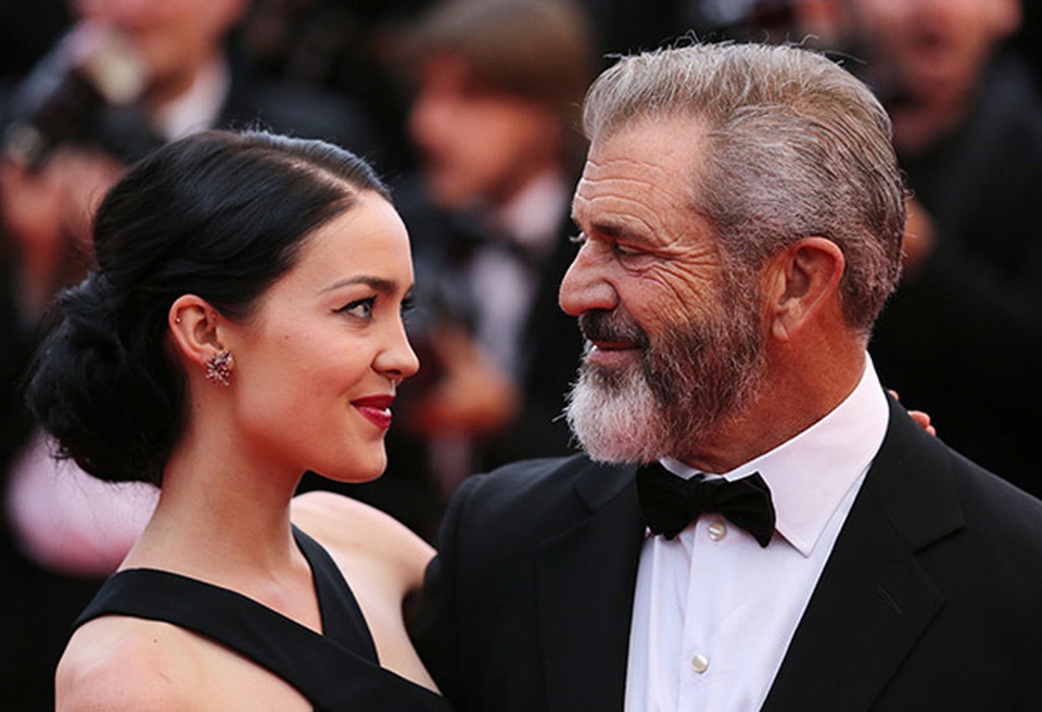 Nam diễn viên 63 tuổi Mel Gibson hạnh phúc ra phố cùng bạn gái 9X - 5 Nam diễn viên 63 tuổi Mel Gibson hạnh phúc ra phố cùng bạn gái 9X - 5
