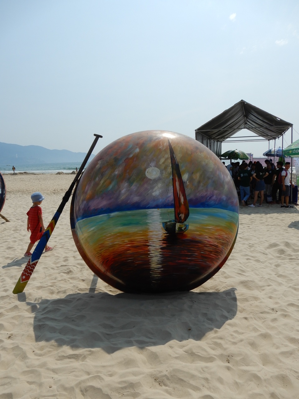 Du khách thích thú “check in” bên những chiếc thuyền thúng, ván lướt - 15 Du khách thích thú “check in” bên những chiếc thuyền thúng, ván lướt - 15