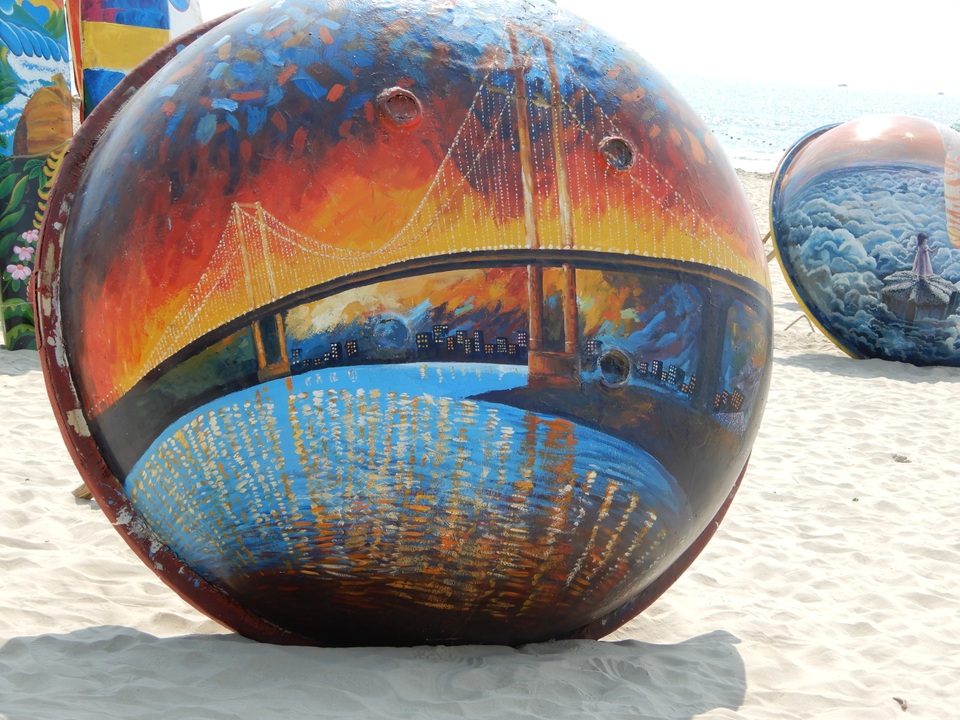 Du khách thích thú “check in” bên những chiếc thuyền thúng, ván lướt - 13 Du khách thích thú “check in” bên những chiếc thuyền thúng, ván lướt - 13