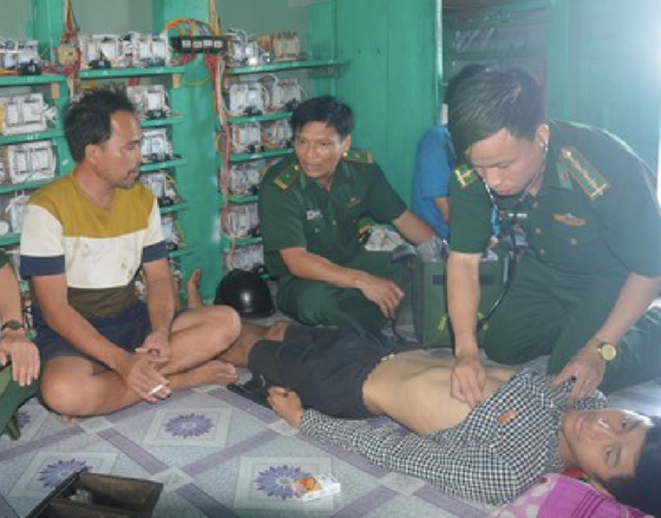 Cứu 6 ngư dân ôm phao cứu sinh lênh đênh trên biển - 2 Cứu 6 ngư dân ôm phao cứu sinh lênh đênh trên biển - 2