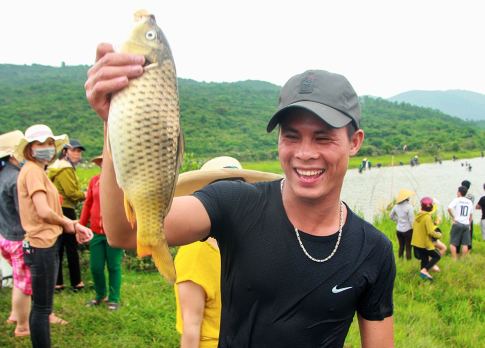 Tấp nập mang nơm, vó, lưới đổ về lễ hội đánh bắt cá có một không hai ở miền Trung - 12 Tấp nập mang nơm, vó, lưới đổ về lễ hội đánh bắt cá có một không hai ở miền Trung - 12