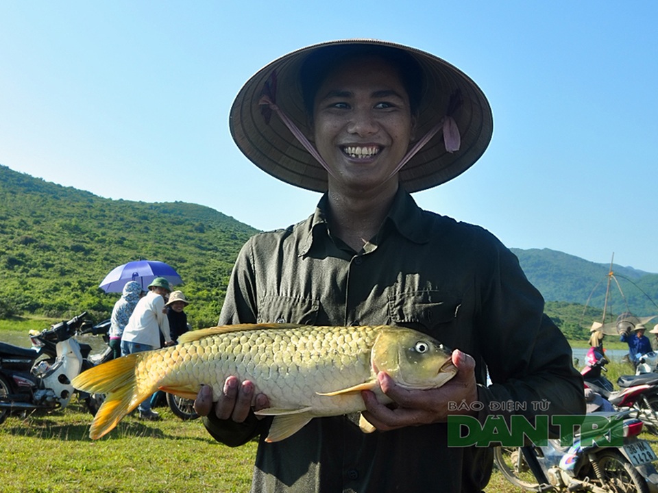 Tấp nập mang nơm, vó, lưới đổ về lễ hội đánh bắt cá có một không hai ở miền Trung - 10 Tấp nập mang nơm, vó, lưới đổ về lễ hội đánh bắt cá có một không hai ở miền Trung - 10