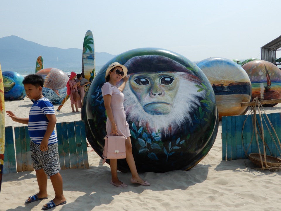 Du khách thích thú “check in” bên những chiếc thuyền thúng, ván lướt - 4 Du khách thích thú “check in” bên những chiếc thuyền thúng, ván lướt - 4