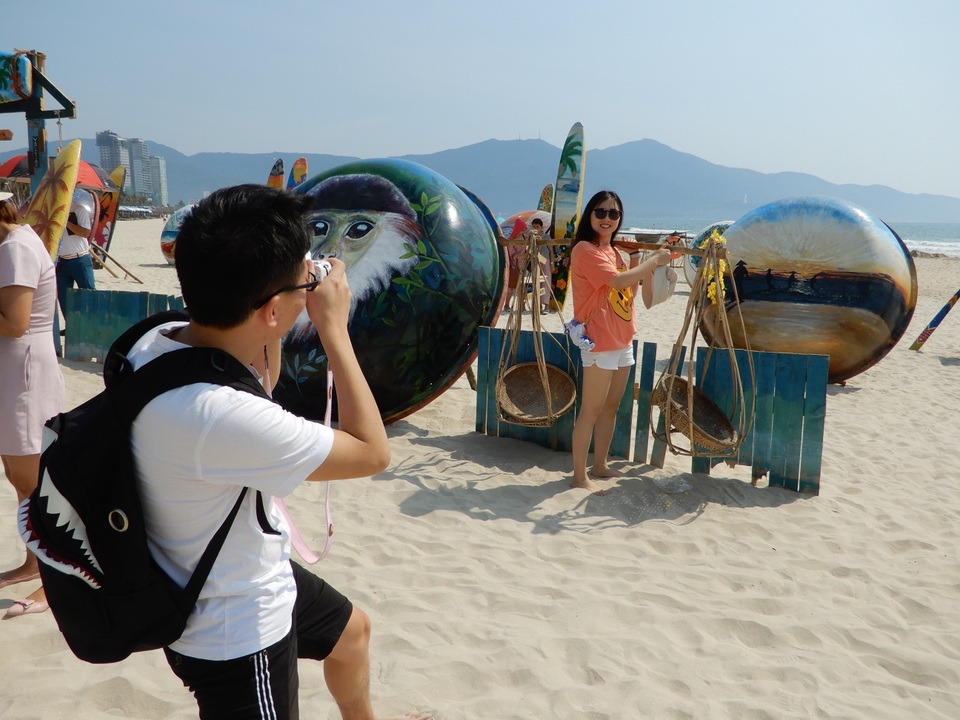 Du khách thích thú “check in” bên những chiếc thuyền thúng, ván lướt - 2 Du khách thích thú “check in” bên những chiếc thuyền thúng, ván lướt - 2