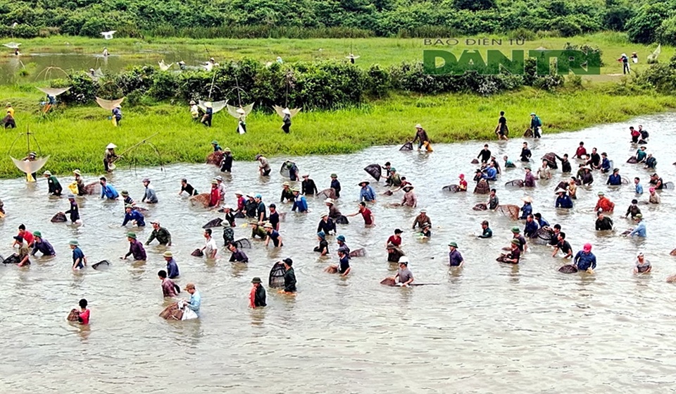 Tấp nập mang nơm, vó, lưới đổ về lễ hội đánh bắt cá có một không hai ở miền Trung - 5 Tấp nập mang nơm, vó, lưới đổ về lễ hội đánh bắt cá có một không hai ở miền Trung - 5