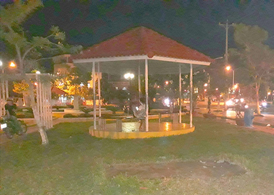 Di dời khẩn cấp tượng phụ nữ nằm lõa thể trong công viên - 2 Di dời khẩn cấp tượng phụ nữ nằm lõa thể trong công viên - 2