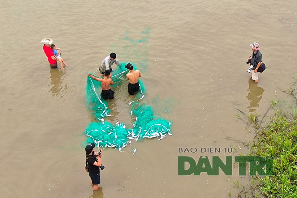 Tấp nập mang nơm, vó, lưới đổ về lễ hội đánh bắt cá có một không hai ở miền Trung - 9 Tấp nập mang nơm, vó, lưới đổ về lễ hội đánh bắt cá có một không hai ở miền Trung - 9