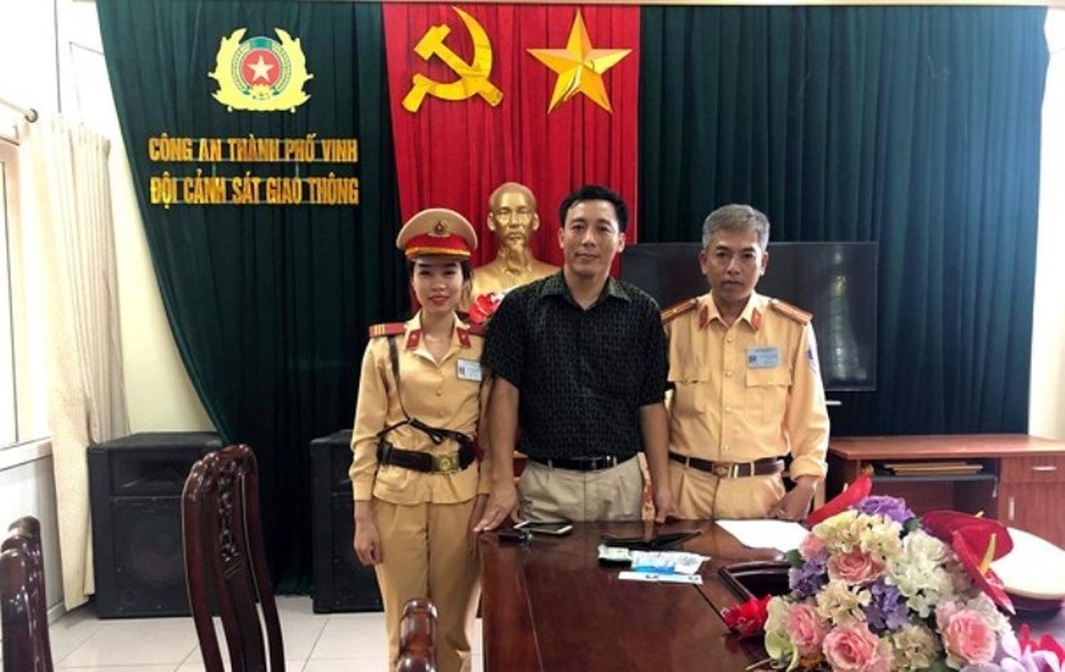 Tổ Cảnh sát giao thông trả lại ví tiền cho người đánh rơi - 2 Tổ Cảnh sát giao thông trả lại ví tiền cho người đánh rơi - 2