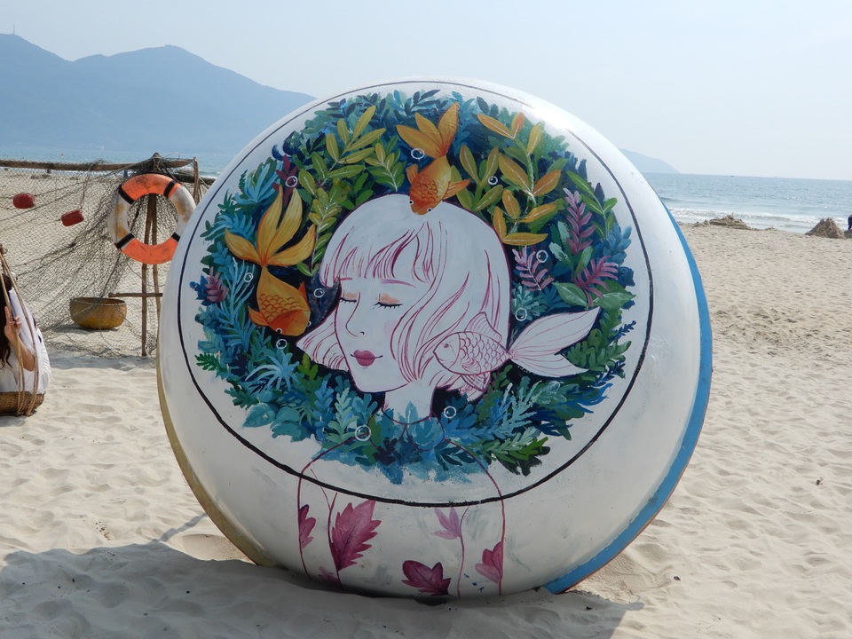 Du khách thích thú “check in” bên những chiếc thuyền thúng, ván lướt - 14 Du khách thích thú “check in” bên những chiếc thuyền thúng, ván lướt - 14