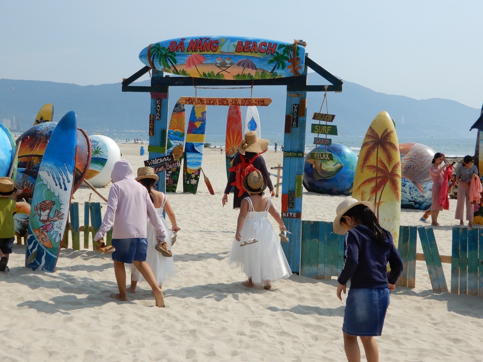 Du khách thích thú “check in” bên những chiếc thuyền thúng, ván lướt - 1 Du khách thích thú “check in” bên những chiếc thuyền thúng, ván lướt - 1