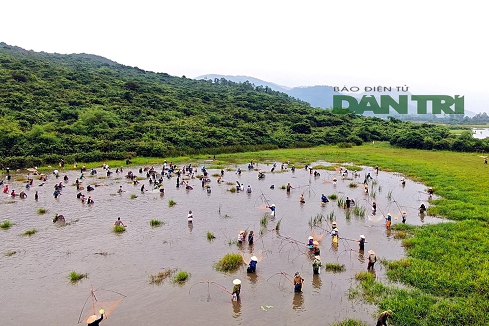 Tấp nập mang nơm, vó, lưới đổ về lễ hội đánh bắt cá có một không hai ở miền Trung - 3 Tấp nập mang nơm, vó, lưới đổ về lễ hội đánh bắt cá có một không hai ở miền Trung - 3