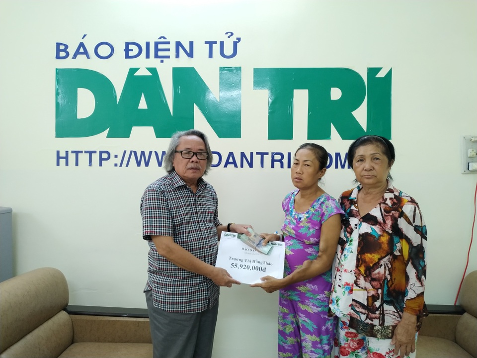 Người đàn bà suy thận đi bán vé số nhận gần 56 triệu đồng từ bạn đọc Dân trí giúp đỡ - 1 Người đàn bà suy thận đi bán vé số nhận gần 56 triệu đồng từ bạn đọc Dân trí giúp đỡ - 1