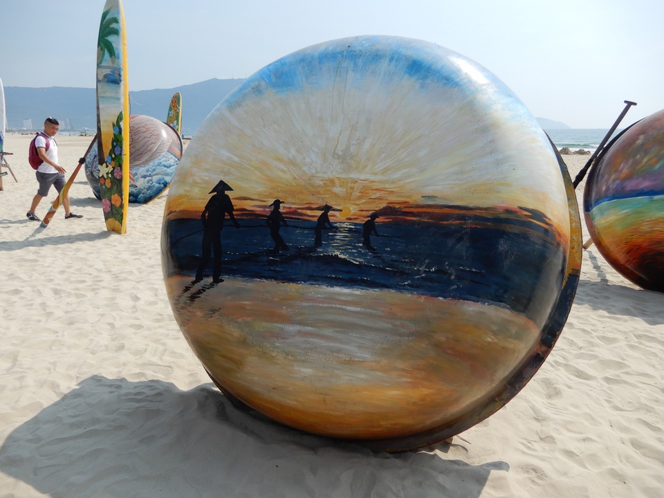 Du khách thích thú “check in” bên những chiếc thuyền thúng, ván lướt - 12 Du khách thích thú “check in” bên những chiếc thuyền thúng, ván lướt - 12