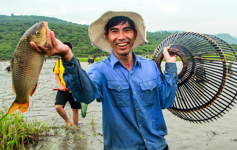 Tấp nập mang nơm, vó, lưới đổ về lễ hội đánh bắt cá có một không hai ở miền Trung - 11 Tấp nập mang nơm, vó, lưới đổ về lễ hội đánh bắt cá có một không hai ở miền Trung - 11