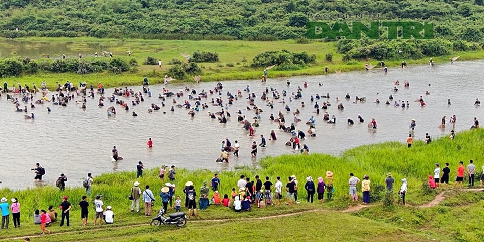 Tấp nập mang nơm, vó, lưới đổ về lễ hội đánh bắt cá có một không hai ở miền Trung - 6 Tấp nập mang nơm, vó, lưới đổ về lễ hội đánh bắt cá có một không hai ở miền Trung - 6