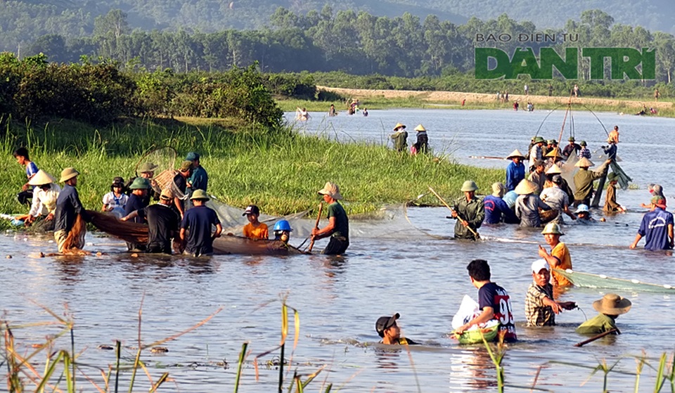 Tấp nập mang nơm, vó, lưới đổ về lễ hội đánh bắt cá có một không hai ở miền Trung - 4 Tấp nập mang nơm, vó, lưới đổ về lễ hội đánh bắt cá có một không hai ở miền Trung - 4