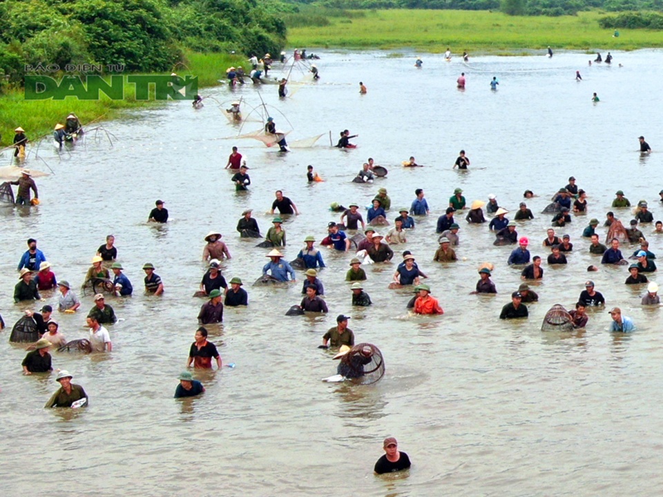 Tấp nập mang nơm, vó, lưới đổ về lễ hội đánh bắt cá có một không hai ở miền Trung - 2 Tấp nập mang nơm, vó, lưới đổ về lễ hội đánh bắt cá có một không hai ở miền Trung - 2