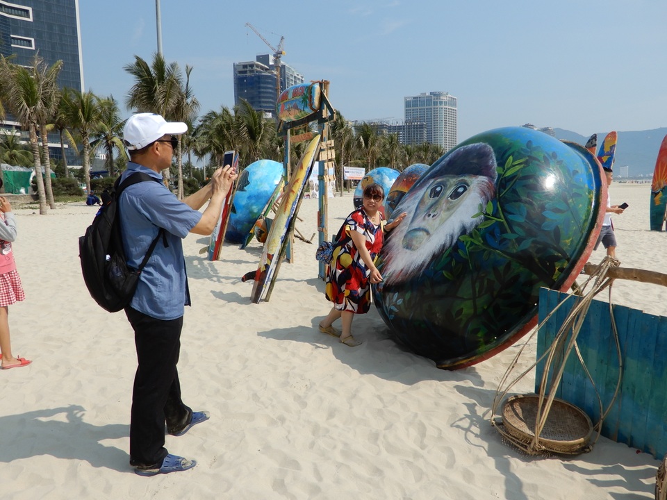 Du khách thích thú “check in” bên những chiếc thuyền thúng, ván lướt - 3 Du khách thích thú “check in” bên những chiếc thuyền thúng, ván lướt - 3