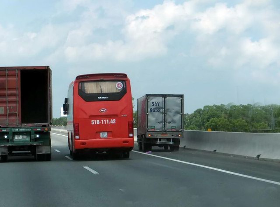 Tóm gọn xe đi ngược chiều trên đường cao tốc - 8 Tóm gọn xe đi ngược chiều trên đường cao tốc - 8