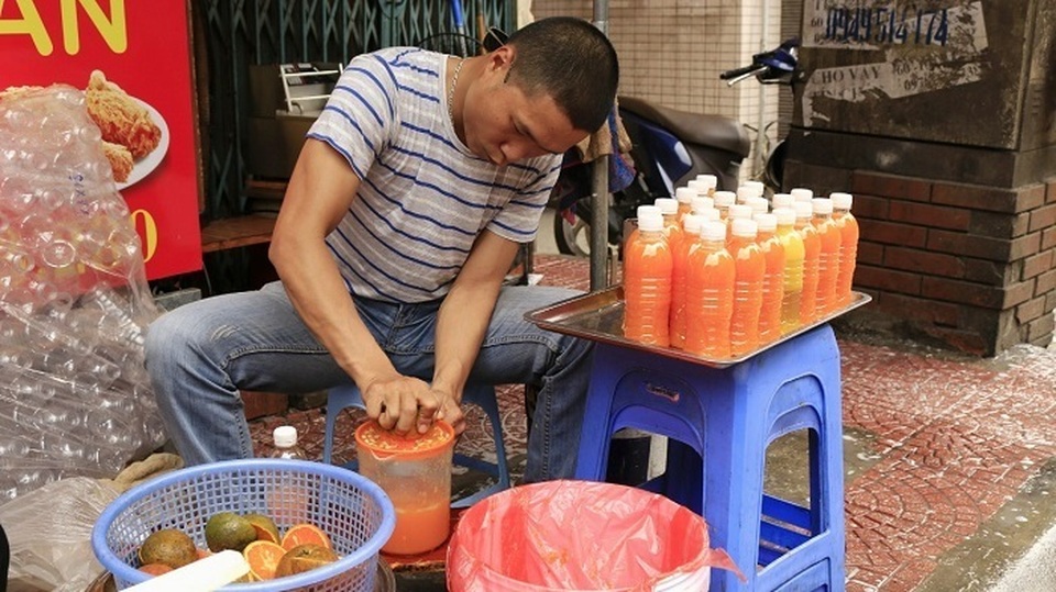 Vạn chai nước siêu rẻ ngày nắng nóng; cây hoa hồng trả 150 triệu đồng chưa gật đầu - 2 Vạn chai nước siêu rẻ ngày nắng nóng; cây hoa hồng trả 150 triệu đồng chưa gật đầu - 2