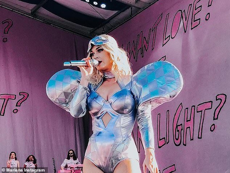 Katy Perry diện đồ lạ mắt trình diễn quyến rũ - 3 Katy Perry diện đồ lạ mắt trình diễn quyến rũ - 3