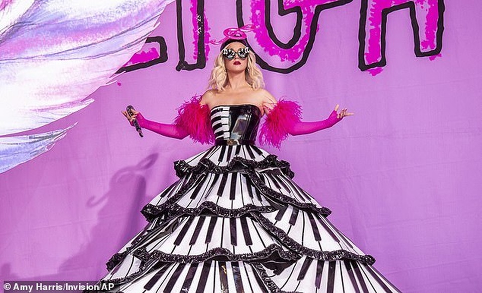 Katy Perry diện đồ lạ mắt trình diễn quyến rũ - 12 Katy Perry diện đồ lạ mắt trình diễn quyến rũ - 12