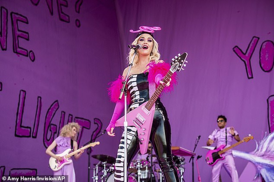 Katy Perry diện đồ lạ mắt trình diễn quyến rũ - 7 Katy Perry diện đồ lạ mắt trình diễn quyến rũ - 7