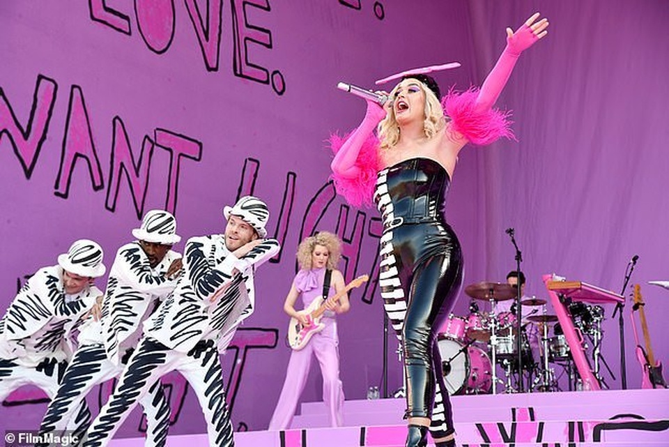 Katy Perry diện đồ lạ mắt trình diễn quyến rũ - 8 Katy Perry diện đồ lạ mắt trình diễn quyến rũ - 8