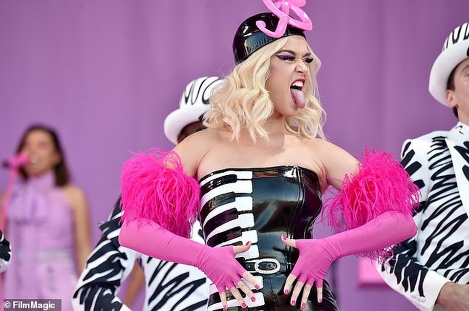 Katy Perry diện đồ lạ mắt trình diễn quyến rũ - 11 Katy Perry diện đồ lạ mắt trình diễn quyến rũ - 11